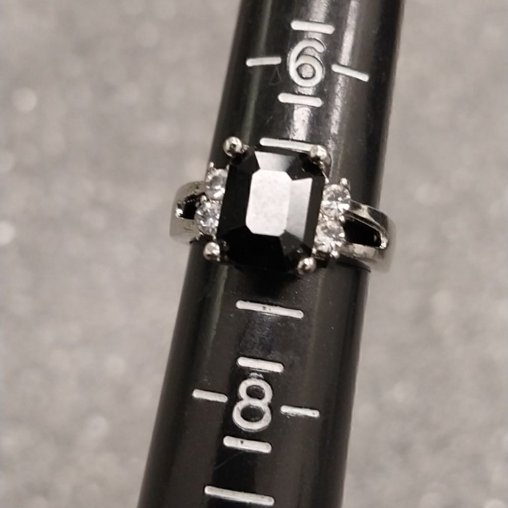 Large Black Stoned Ring... SIZE 7...NEW